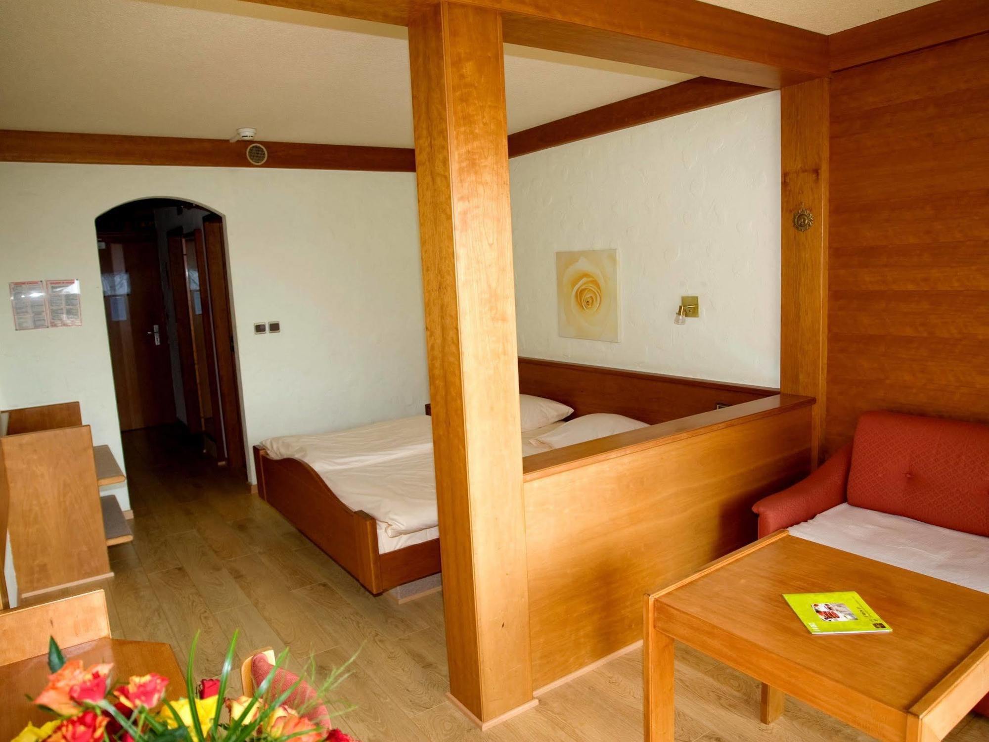 Hotel Restaurant Aux Trois Roses La Petite-Pierre Ngoại thất bức ảnh